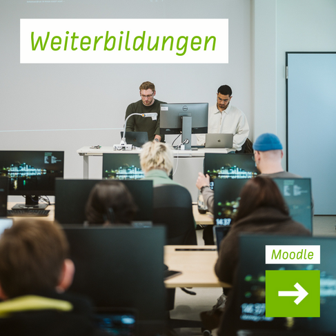 Kursteilnehmer*innen in einem Computerraum, vorne stehen zwei Dozenten am Lehrpult, oben ist „Weiterbildungen“ eingeblendet und unten rechts ein grünes Kachel-Symbol mit weißem Pfeil nach rechts, darüber steht das Wort "Moodle" © HTW Berlin/Alexan Kursteilnehmer*innen in einem Computerraum, vorne stehen zwei Dozenten am Lehrpult, oben ist „Weiterbildungen“ eingeblendet und unten rechts ein grünes Kachel-Symbol mit weißem Pfeil nach rechts, darüber steht das Wort "Moodle"