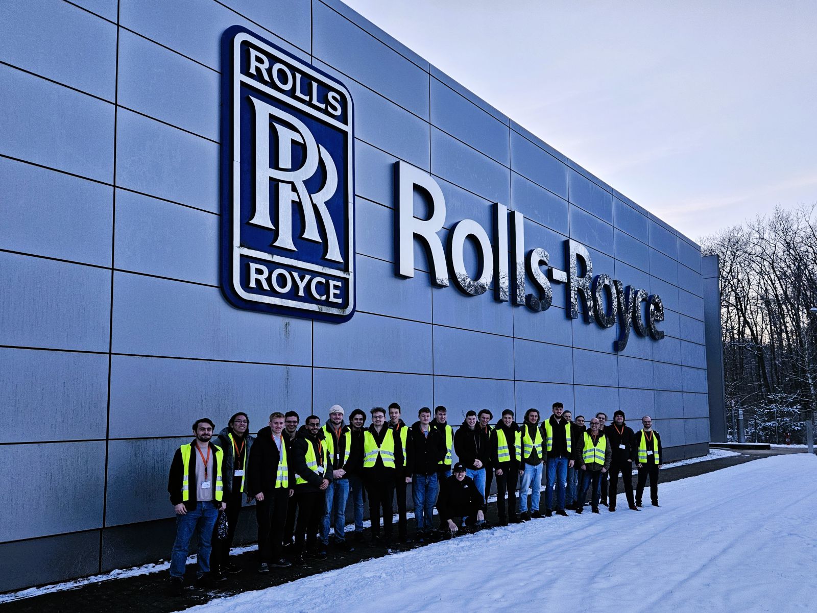 Studierende des 3. Semesters im Studiengang Maschinenbau vor der Rolls-Royce Werkshalle in Dahlewitz © Rolls-Royce Deutschland Ltd. & Co. KG/Jan Keller