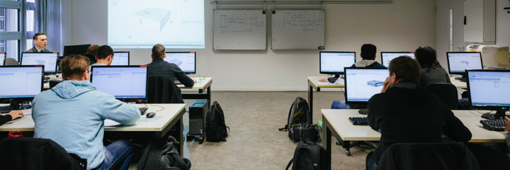 Studierende im PC-Labor