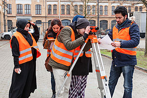 Studierende bei Vermessungsübungen © HTW Berlin