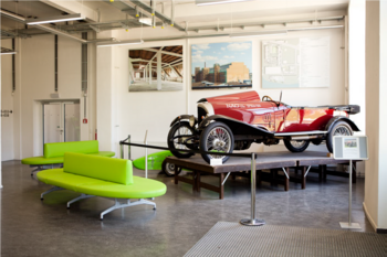 Oldtimer in Eingangshalle