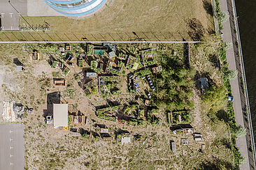 Blick von oben auf die Wiese neben Gebäude H und den Urban Garden © HTW Berlin/Alexander Rentsch Blick von oben auf die Wiese neben Gebäude H und den Urban Garden © HTW Berlin/Alexander Rentsch