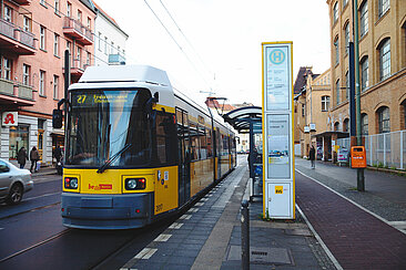 Tram an einer Haltestelle © HTW Berlin/Maria Schramm