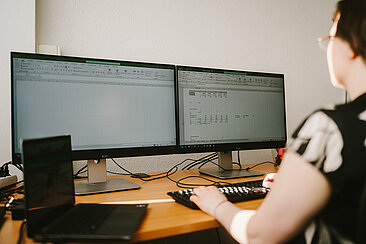 Katrin Dziergwa schaut auf einem Monitor, auf dem Excel geöffnet ist © HTW Berlin/Alexander Rentsch Katrin Dziergwa schaut auf einem Monitor, auf dem Excel geöffnet ist
