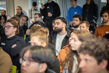 Junge Menschen bei einem Vortrag beim Tag der Ingenieurinformatik © HTW Berlin/Tobias Golla
