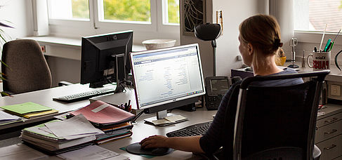 Mitarbeiterin am Computer © HTW Berlin/Dennis Meier-Schindler Mitarbeiterin am Computer