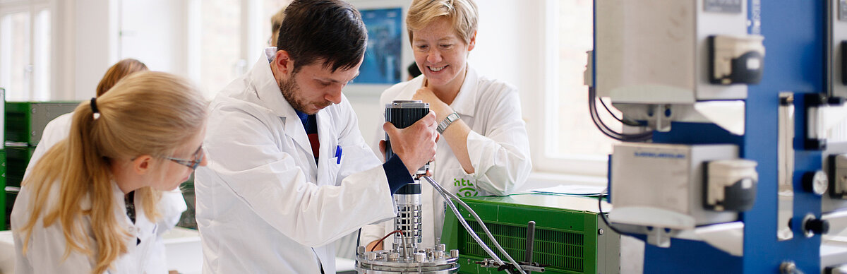 Studierende und Professorin in einem Labor