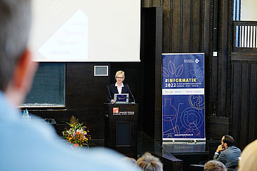 Christine Regitz, Präsidentin der Gesellschaft für Informatik auf dem Podium © Gesellschaft für Informatik e.V./Fabian Hammerl Christine Regitz, Präsidentin der Gesellschaft für Informatik auf dem Podium © Gesellschaft für Informatik e.V./Fabian Hammerl