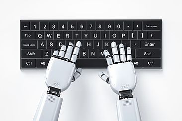 Roboterhände tippen auf Tastatur © istock/PhonlamaiPhoto
