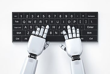 Roboterhände tippen auf Tastatur © istock/PhonlamaiPhoto Roboterhände tippen auf Tastatur © istock/PhonlamaiPhoto