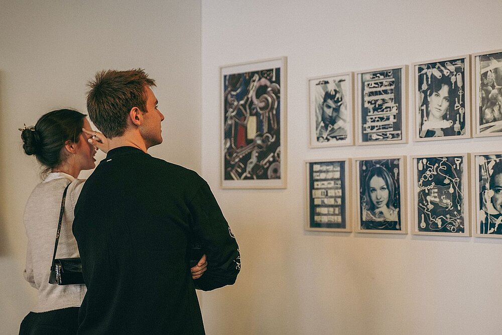 Ein Mann und eine Frau betrachten Kunstwerke © HTW Berlin/Ilya Fandi