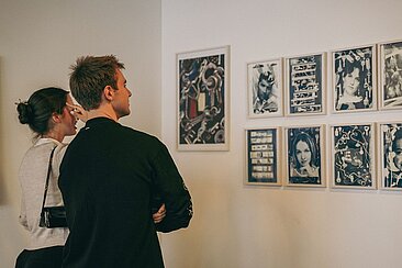 Ein Mann und eine Frau betrachten Kunstwerke © HTW Berlin/Ilya Fandi