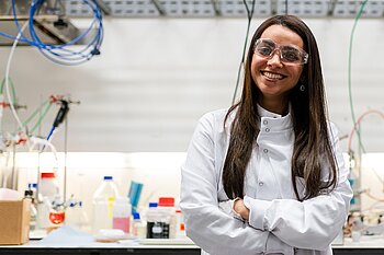 Frau in Labor lächelt in die Kamera